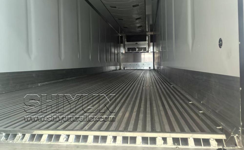Refrigerated trailer interior floor with ribs