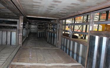 Livestock trailer interior floor partitions