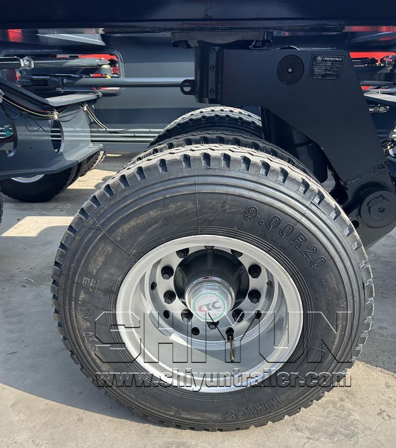 Hydraulic suspension and wheel assembly close-up
