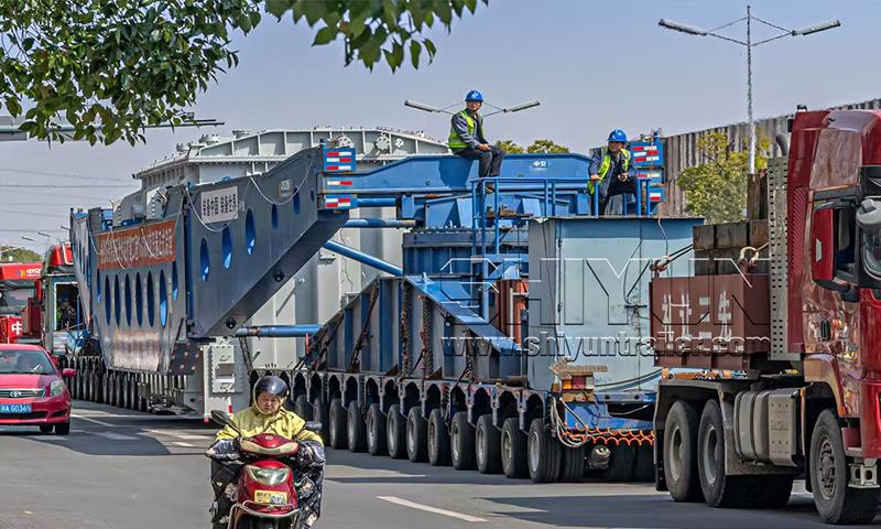 Heavy cargo transport on road